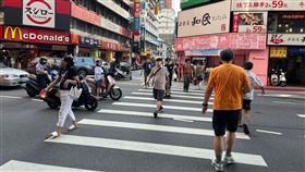 交通部實地觀察行人停讓狀況。（圖／交通部提供）