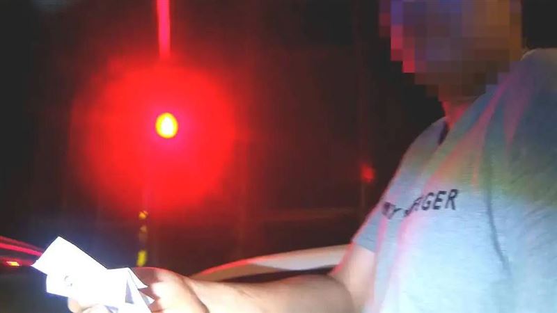 停紅燈越線引警注意　下車口袋掉這包GG了