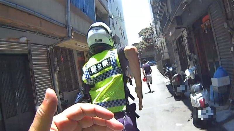 學長喊「追」！實習警飛毛腿狂衝逮捕移工