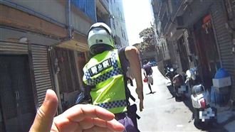 學長喊「追」！實習警飛毛腿狂衝逮捕移工