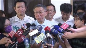 ▲柯文哲參訪匯永實業股份有限公司後受訪