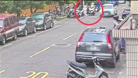 北市女子無罩散步遭警方盤查。（圖／翻攝畫面）