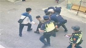 亂扔回收物，勸導，不要丟，莽男爆氣，拿西瓜刀追砍，9警壓制(圖／翻攝畫面)