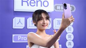 Reno10系列拍人、自拍零死角！隨時聚焦自信臉孔，實現清晰的海報級自拍。