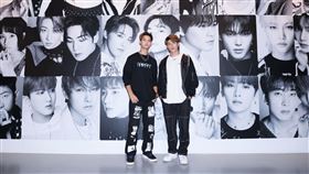 DFESTA TAIPEI陳峻廷（右）、夏浦洋逛展（圖／寬宏藝術提供）