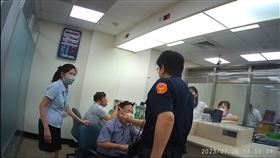 「假檢警」老梗別上當！土城警成功攔阻詐騙　金額高達70萬元