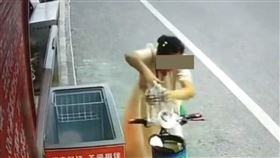 ▲大媽偷愛心冰箱的瓶裝水，一共拿了7、8次被抓還狡辯。（圖／翻攝自微博）