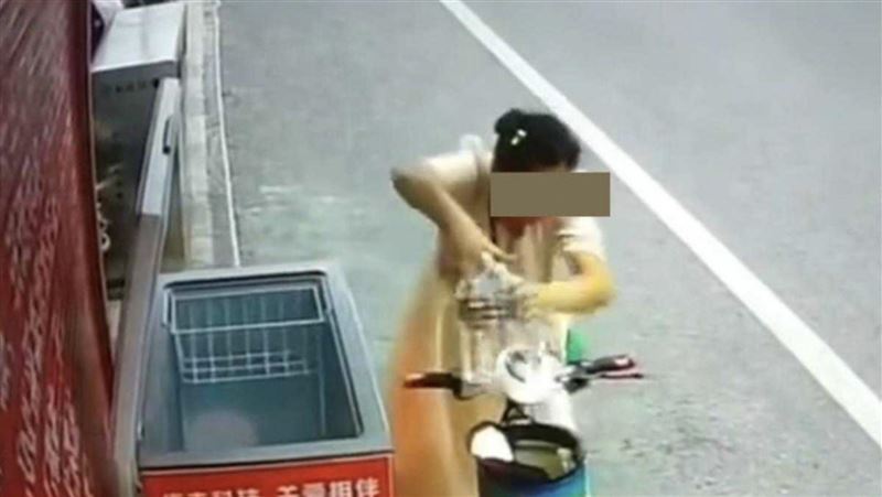 狂偷愛心水！大媽爽拿8瓶嗆：不是免費嗎