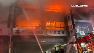 深夜大火吞噬機車行　延燒6戶損失破千萬