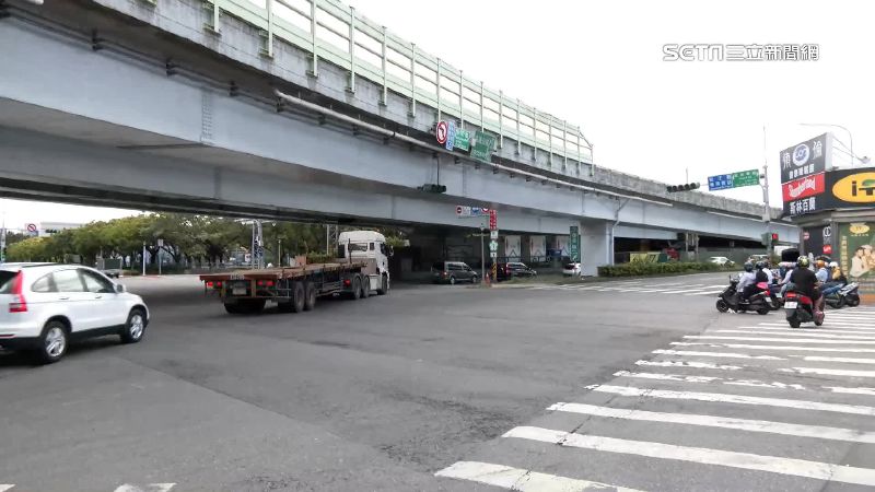 獨／變換車道切不過去　駕駛怒亮槍恐嚇