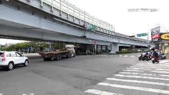 獨／變換車道切不過去　駕駛怒亮槍恐嚇