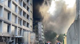 快訊／楠梓加工區疑電子廠發生爆炸！黑煙竄天民眾驚悚目擊，圖翻攝畫面