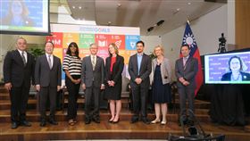 紐約駐處永續發展研討會  與談者合影駐紐約辦事處13日舉辦「運用智慧科技與永續發展提升發展中城市宜居性」研討會，處長李光章（左4）和與談者合影。中央社記者尹俊傑紐約攝  112年7月14日