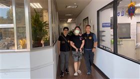 警方查獲地下匯兌勾結物流業者，34歲林姓主嫌家中查獲大量名錶。（圖／翻攝畫面）