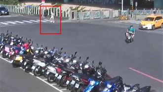 被婦人陽傘戳眼　嫩妹街頭拉扯逃離被告