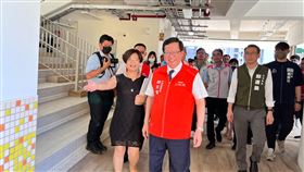 鄭文燦視察桃園龜山文青國中小行政院副院長鄭文燦（前中）14日上午到桃園市龜山區文青國中小，視察桃園人口成長區新增建校舍工程計畫。中央社記者葉臻攝  112年7月14日