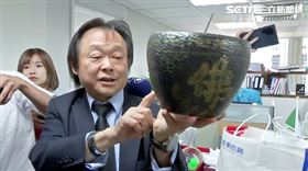 王世堅展示柯文哲退回禮物。