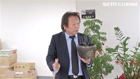 王世堅展示柯文哲退回禮物。