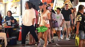 Janet和老公盡地主之誼帶著姜成鎬逛夜市。（圖／CTWANT提供）