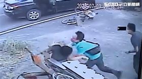 彰化少年騎腳踏車遭警方攔下逮人，頭破血流，事後才知是烏龍一場。（圖／民眾提供）