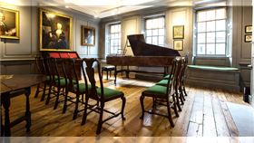 耗資三百萬英鎊、經過兩年整修，韓德爾倫敦故居重新開放——因為美國搖滾名星Jimi Hendrix 於1968年購入該寓所連棟建築，其正式全稱為Handel Hendrix House（HHH）——目前韓德爾與Hendrix的相關文物都展示其中。