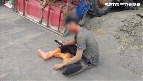 彰化少年騎腳踏車遭警方攔下逮人，頭破血流，事後才知是烏龍一場。（圖／民眾提供）