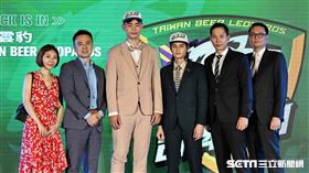 ▲T1聯盟2023年新人選秀，台啤雲豹球團和選進的2位新秀林信寬、高錦瑋合影。（圖／記者劉彥池攝影）