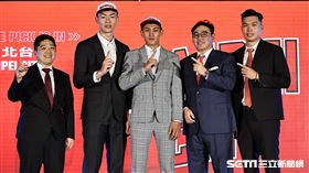 ▲T1聯盟2023年新人選秀，臺北台新球團和選進的2位新秀張兆辰、簡賀宇合影。（圖／記者劉彥池攝影）