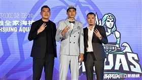 ▲T1聯盟2023年新人選秀，高雄海神球團和選進的新秀唐維傑合影。（圖／記者劉彥池攝影）