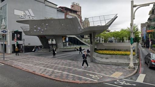 男遭踩腳+美工刀威脅！女逃入捷運中山站