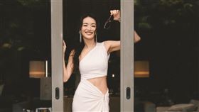 ▲舒淇身為品牌全球代言人出席活動，一襲白色中空高衩洋裝讓好身材一覽無遺。（圖／翻攝自微博）