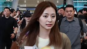 周子瑜現身機場，手上拿著一盒義美小泡芙。（圖／翻攝自推特）