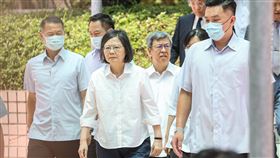 蔡總統參訪法務部矯正署新店戒治所（3）總統蔡英文（前左）15日上午與行政院長陳建仁（後左3）等人一同前往法務部矯正署新店戒治所（原國防部台灣軍人監獄－前促轉會審定之不義遺址）參訪。中央社記者鄭清元攝  112年7月15日