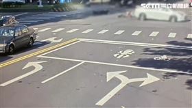北市蔡婦闖越雙向車道遭直行轎車撞飛倒地。（圖／翻攝畫面）