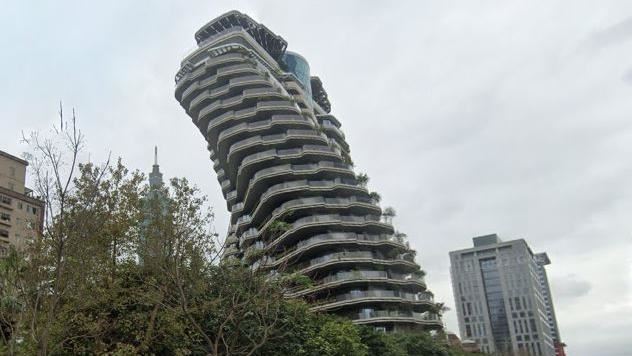 「信義哥吉拉」秒變旅遊景點 2萬人看傻