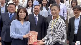 陸生團訪台  奧運金牌得主丁寧受矚目（2）前總統馬英九以基金會名義邀請陸生來台交流，訪團成員15日下午首站前往位於新竹科學園區的「台積創新館」參觀，奧運金牌得主、桌球好手丁寧（前右）代表接受新竹縣教育局長楊郡慈（前左）致贈禮品。中央社記者魯鋼駿攝  112年7月15日