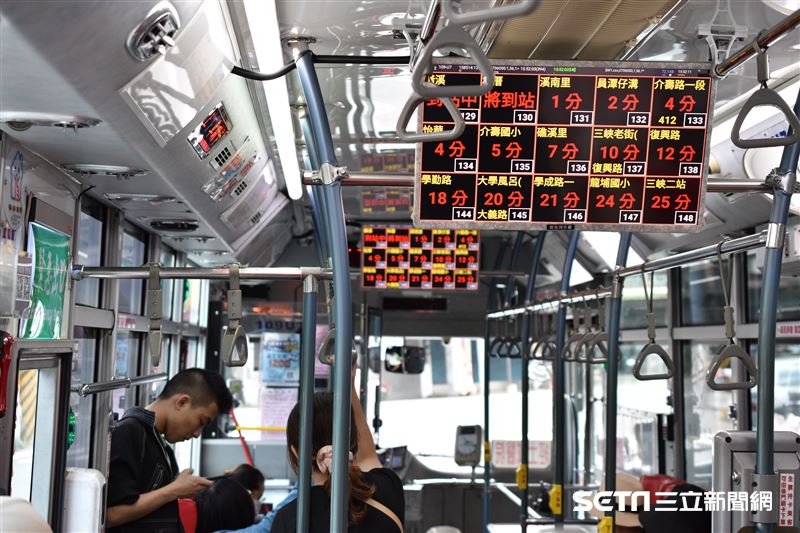 80多歲老翁搭公車在座位上將長褲拉鍊及鈕扣解開裸露生殖器,被同車女乘客直擊。(示意圖/資料照)