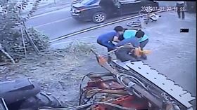 彰化員警誤認少年非法移工抓錯人彰化縣警察局溪湖分局3名員警誤認1名少年為非法移工，開車攔下騎腳踏車的少年後，嘗試以勒頸、拉腳及擒抱等方式要制伏少年。（民眾提供）中央社記者吳哲豪傳真 112年7月14日