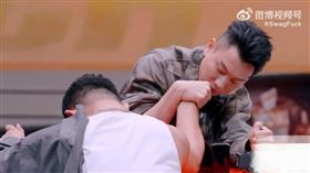 帥慘！瘦子「腕力賽」肌肉輾壓　對手露白眼掙扎敗北（圖／翻攝自swagfuck微博）