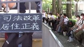 ▲「七月十六上凱道，公平正義救台灣」活動，上午參與民眾穿白衣在旁等待