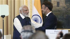 印度總理莫迪（Narendra Modi）13日至14日訪問法國，擔任法國國慶閱兵大典主賓，並與法國總統馬克宏（Emmanuel Macron）舉行雙邊會談，簽署20多項合作文件，包括「印法戰略夥伴關係展望2047路線圖」（Horizon 2047）。（圖／美聯社／達志影像）