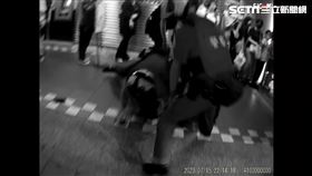 北市吳姓外送員不滿警方處理態度，竟朝警員吐氣並飆罵髒話遭強制送醫觀察。（圖／翻攝畫面）