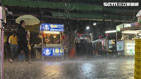 下雨，暴雨，淹水，樂華夜市（圖／記者藍詩孟攝影）
