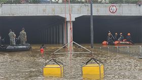 南韓／韓國連日暴雨至少31死　淹水地下車道尋獲多具遺體（圖／美聯社／達志影像）