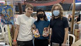 漫畫家小島與出版社Komogi「獅子藏匿的書屋」作者、第12屆金漫大獎得主小島（中）受出版社Komogi邀請，到日本動漫博覽會（Japan Expo）攤位舉辦簽繪。小島說，出版社與專門介紹漫畫的法國網紅合作推書，是有效的新宣傳策略。中央社記者曾婷瑄巴黎攝  112年7月16日