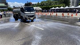 ▲716凱道集會太熱，出動灑水車降溫（圖／記者王家俊攝影）