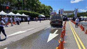 ▲716凱道集會太熱，出動灑水車降溫（圖／記者王家俊攝影）