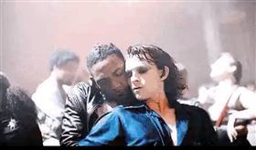 「小蜘蛛」湯姆霍蘭德在影集《擁擠的房間》過激演出。
（圖/翻攝微博）