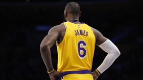 詹姆斯將不再穿6號球衣。(圖/美聯社/達志影像）