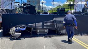 台北市中正一分局兩度對舞台進行地毯式搜索。（圖／翻攝畫面）